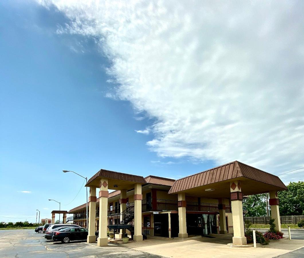 Hotel Super 8 By Wyndham Shawnee Exterior foto