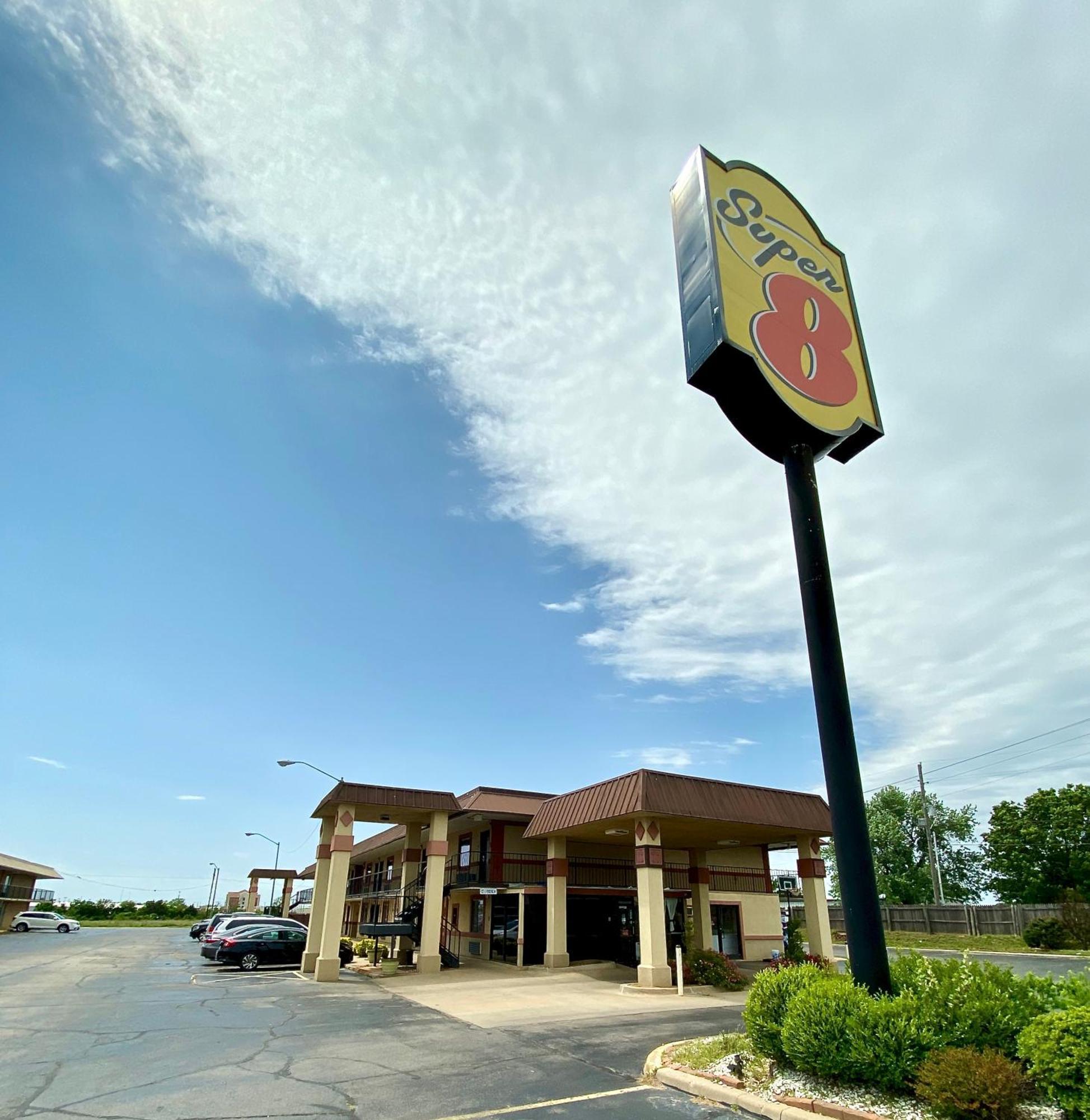 Hotel Super 8 By Wyndham Shawnee Exterior foto