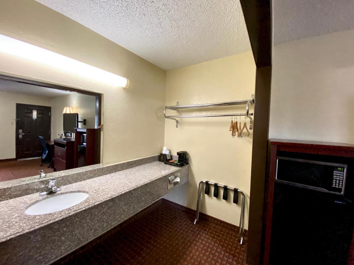 Hotel Super 8 By Wyndham Shawnee Exterior foto