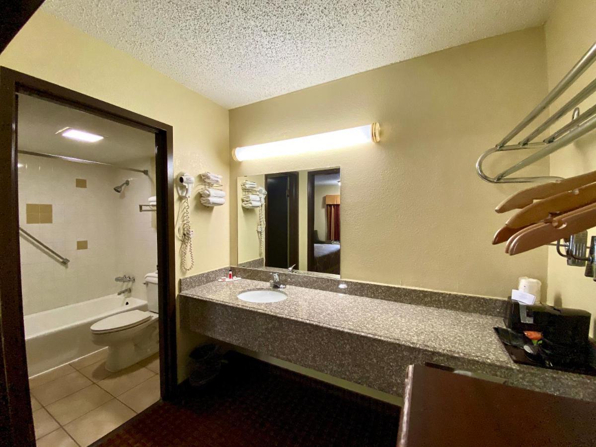 Hotel Super 8 By Wyndham Shawnee Exterior foto